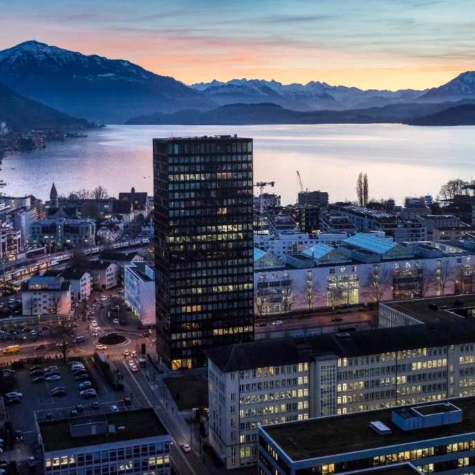 Stadt Zug mit Parktower und Zugersee