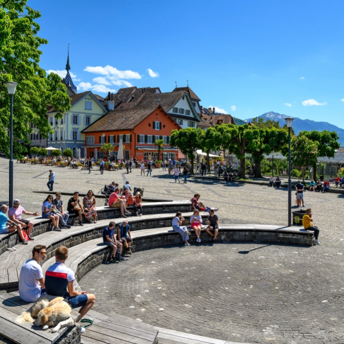 Menschen am Rondell Landsgemeindeplatz