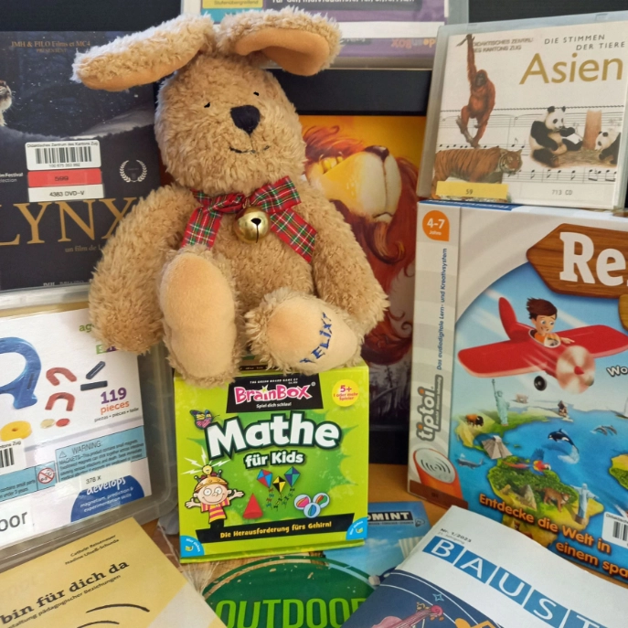 Bild mit Handpuppe, Spiel, CD, DVD, Heften, Büchern und einem Medienpaket