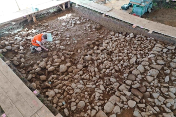 Cham-Äbnetwald, archäologische Rettungsgrabung. Eine Ausgräberin (Ursina Rohrer) birgt einen der zahlreichen Funde, die im römischen Gebäude zum Vorschein gekommen sind. (Foto ADA Zug, David Jecker)