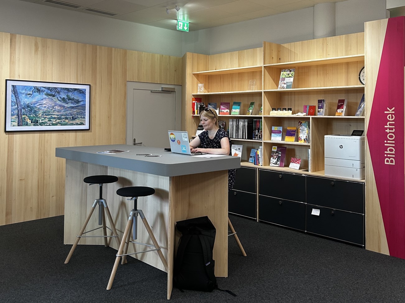 Bibliothek mit Arbeitstisch