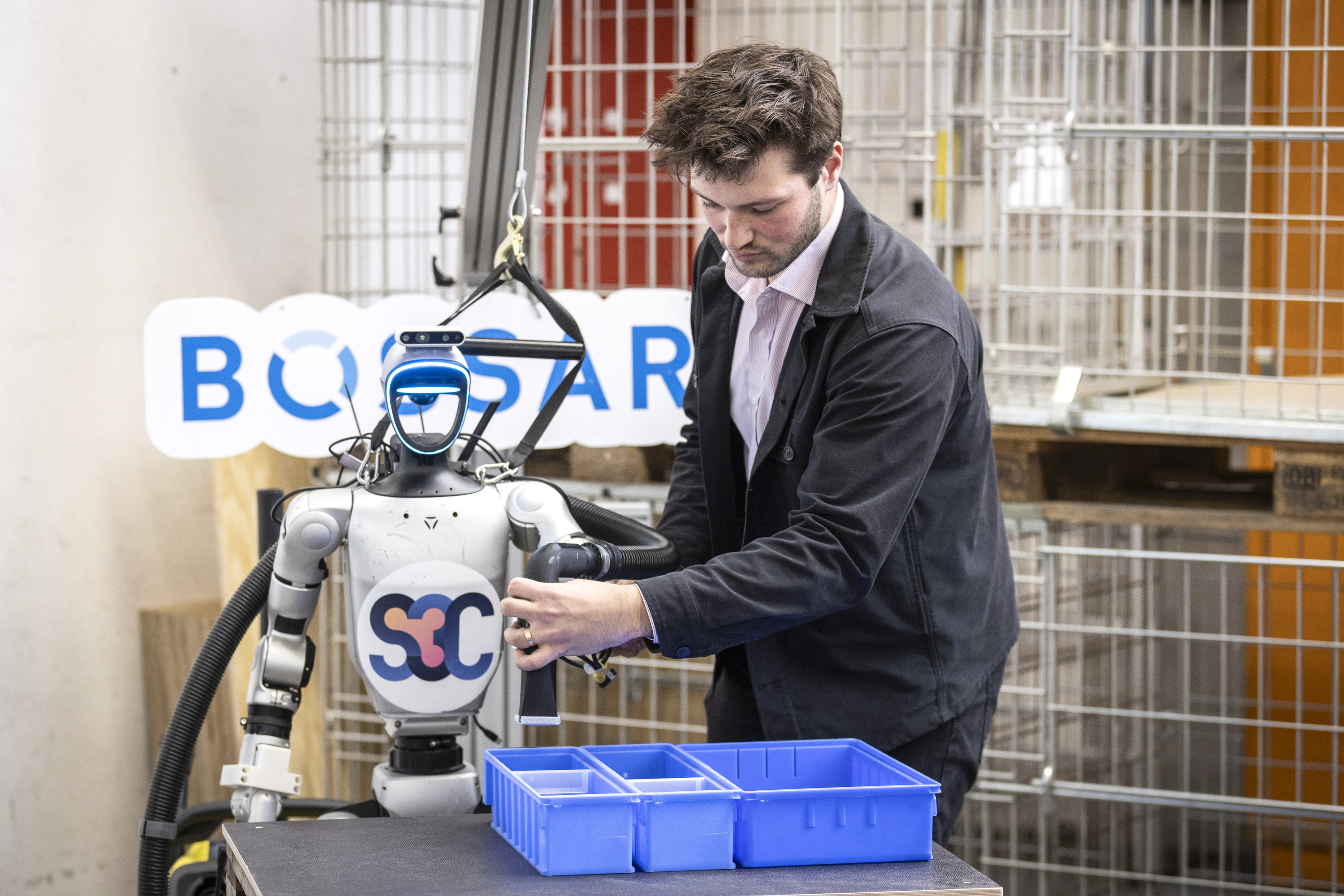 ETH-Student Jago Iranyi aus Steinhausen demonstriert einen für das Unternehmen Bossard entwickelten Roboter, der Schrauben aussortiert.